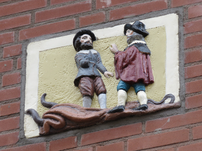 833436 Afbeelding van de herplaatste gevelsteen 'de huidenkopers' in het huizenblok Jacobskerkhof 4-14 (de vroegere ...